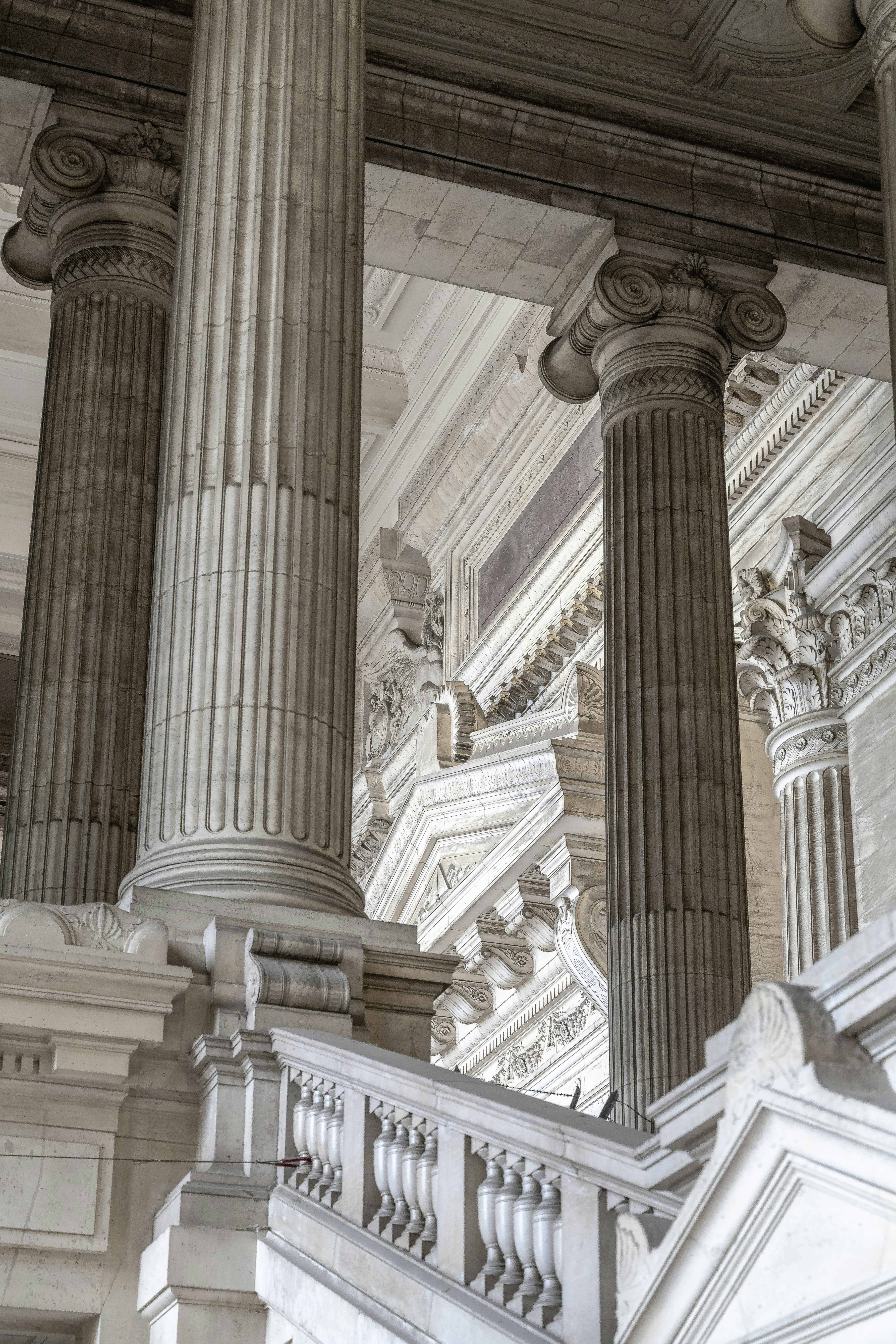 Colonnes et escalier monumental d'un palais de justice