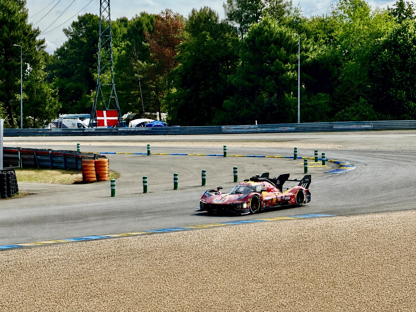 Voiture de course dans un virage sur circuit